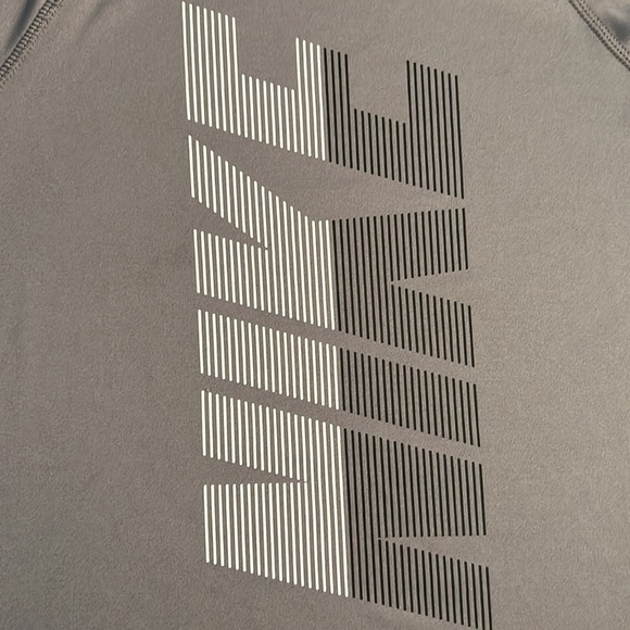 Nike Dri Fit UPF 40+ Swim Top Boys Large. - Picture 4 of 7